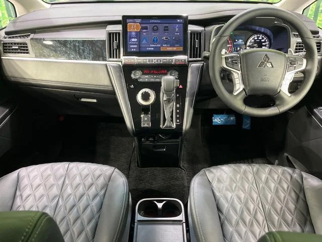 Mitsubishi DELICA D:5 4WD ブラックエディション photo 2