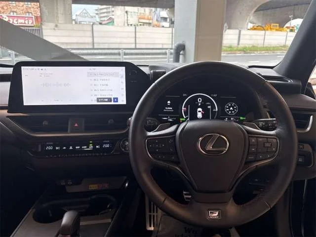 Toyota LEXUS UX300h Fスポーツ photo 2