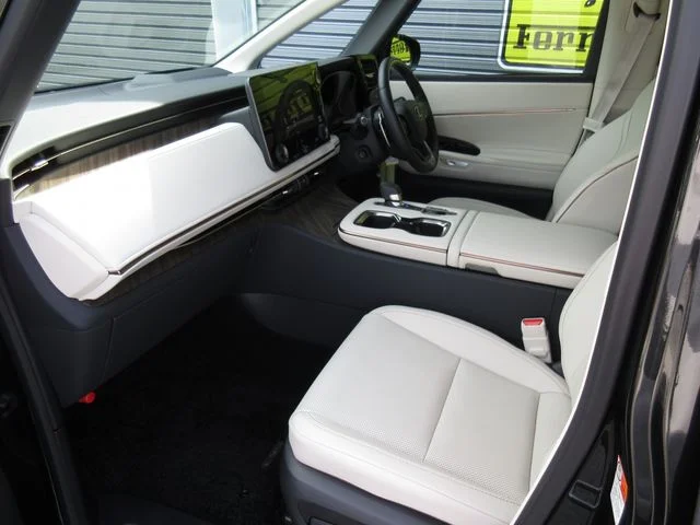 Toyota ﾚｸｻｽ LM500h バージョンL photo 2