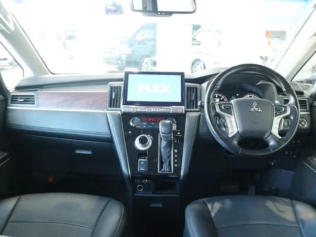 Mitsubishi DELICA D:5 4WD G photo 3