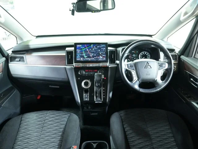 Mitsubishi DELICA D:5 4WD P photo 2