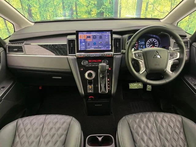 Mitsubishi DELICA D:5 4WD ブラックエディション photo 2