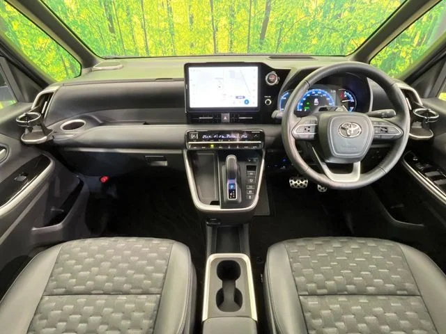 Toyota VOXY HYBRID 4WD S−Z photo 2