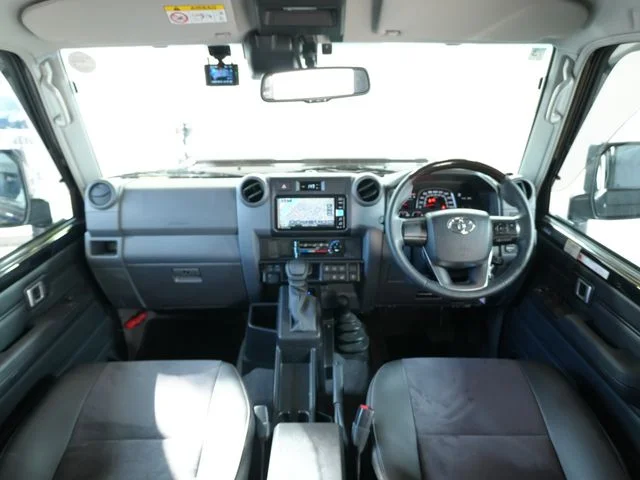 Toyota LANDCRUISER 70 AX photo 2