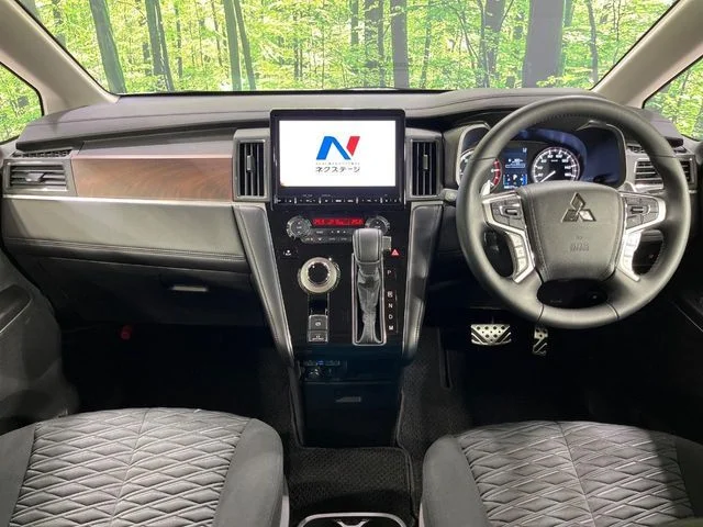 Mitsubishi DELICA D:5 4WD P photo 2