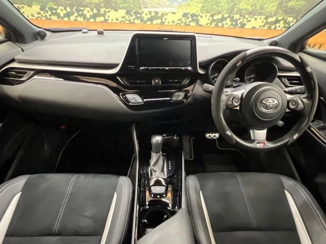 Toyota C-HR S　ハイブリッド　GR　スポーツ photo 2