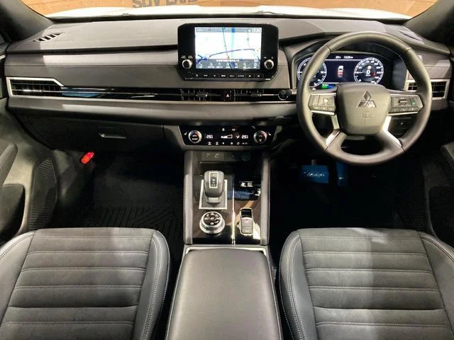 Mitsubishi OUTLANDER PHEV ブラックエディション photo 2