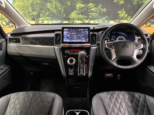Mitsubishi DELICA D:5 4WD ブラックエディション photo 2