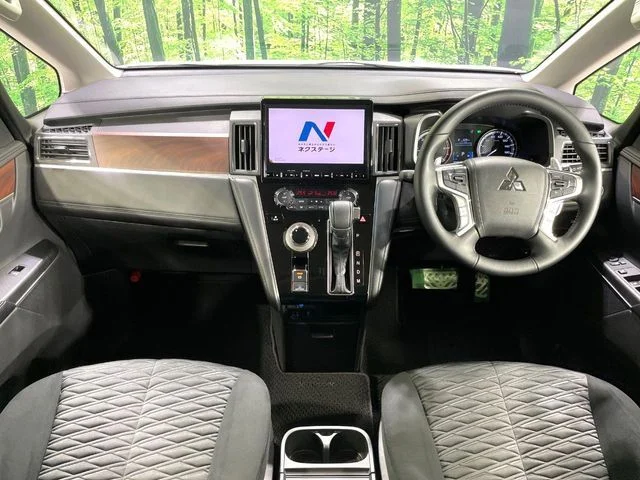 Mitsubishi DELICA D:5 4WD P photo 2