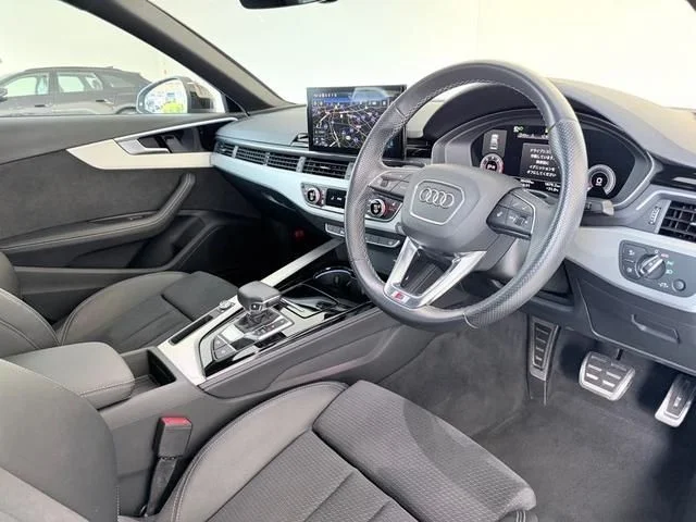 Audi AUDI A4 35　TDI　Sライン photo 2