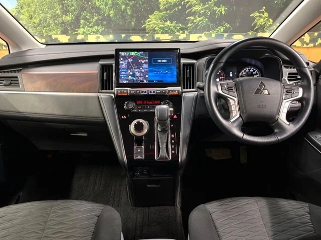 Mitsubishi DELICA D:5 4WD P photo 2