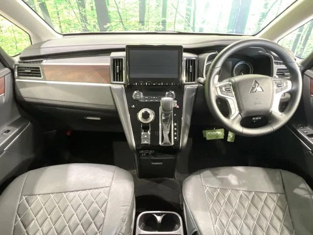 Mitsubishi DELICA D:5 4WD P photo 2