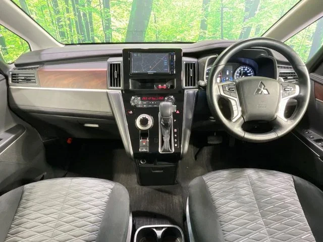 Mitsubishi DELICA D:5 4WD P photo 2