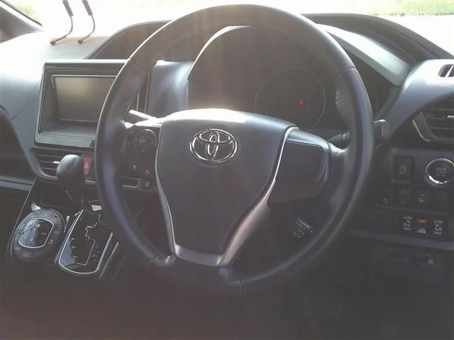 Toyota NOAH 4WD G photo 2