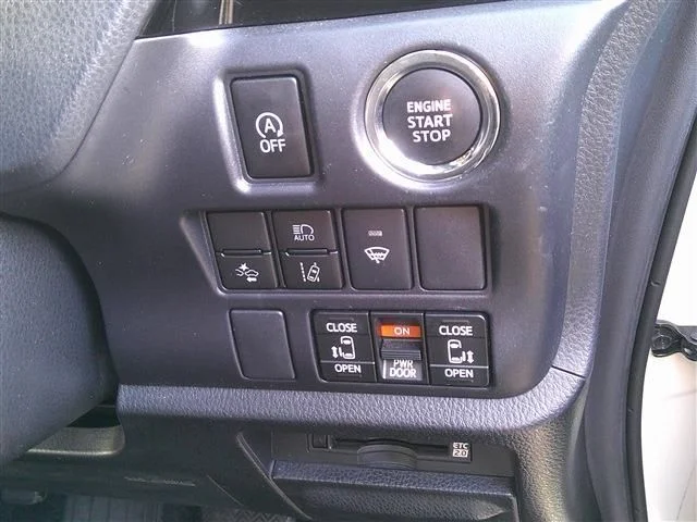 Toyota NOAH 4WD G photo 3