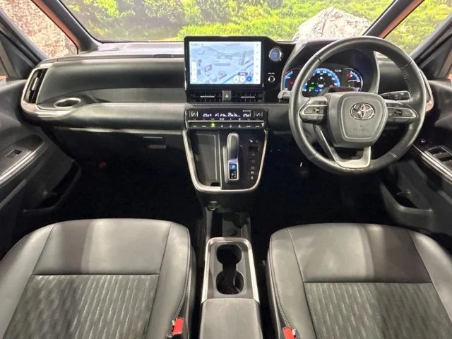 Toyota NOAH HYBRID S−Z photo 2
