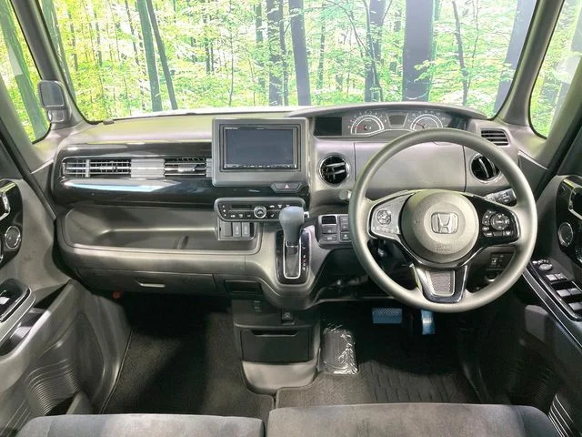 Honda N BOX CUSTOM L photo 2