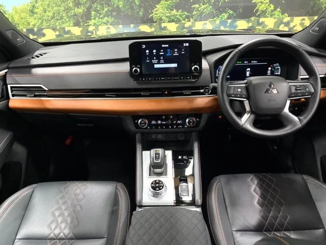 Mitsubishi OUTLANDER PHEV P photo 2