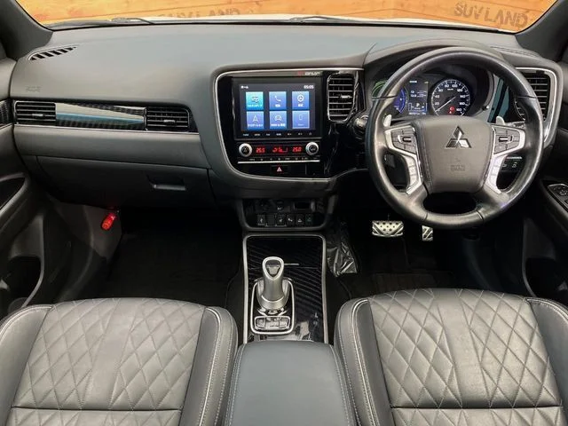 Mitsubishi OUTLANDER PHEV Sエディション photo 2