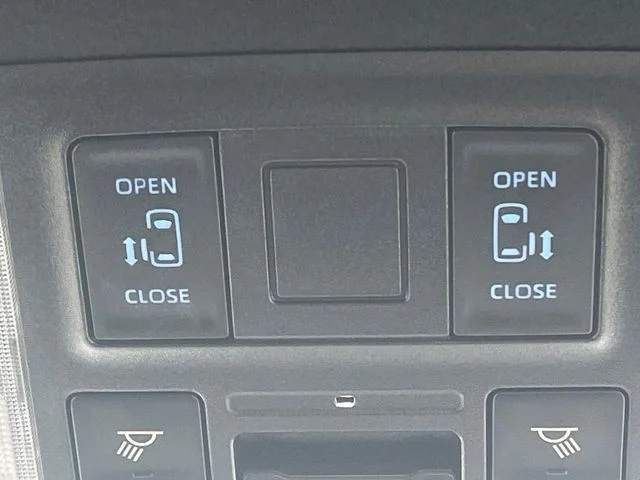 Toyota VOXY HYBRID S−G photo 3