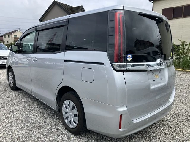 Toyota NOAH X photo 3