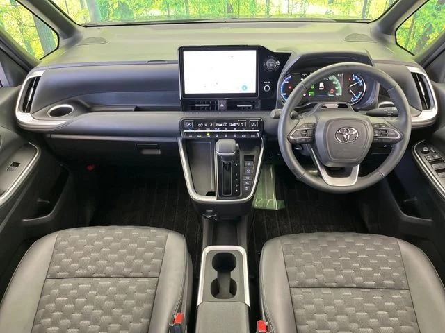 Toyota VOXY HYBRID S−Z photo 3