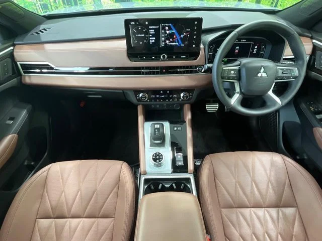Mitsubishi OUTLANDER PHEV P　エグゼクティブ　パッケージ photo 2
