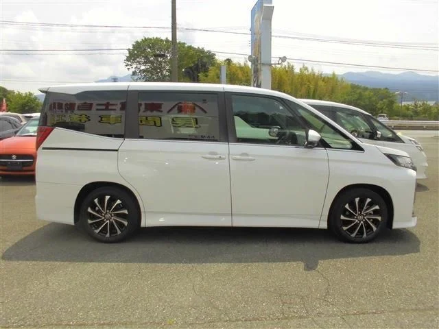 Toyota NOAH HYBRID S−Z photo 3