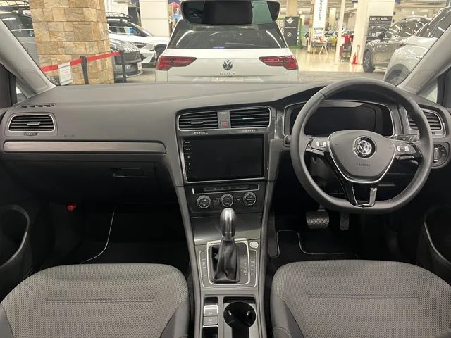 Volkswagen VOLKSWAGEN GOLF TSI　コンフォートライン　マイスター photo 2