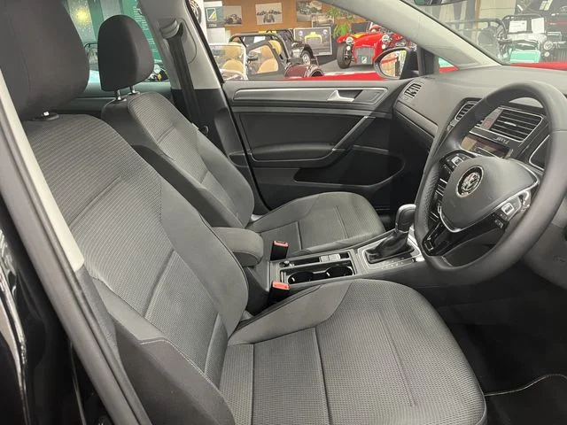 Volkswagen VOLKSWAGEN GOLF TSI　コンフォートライン　マイスター photo 4