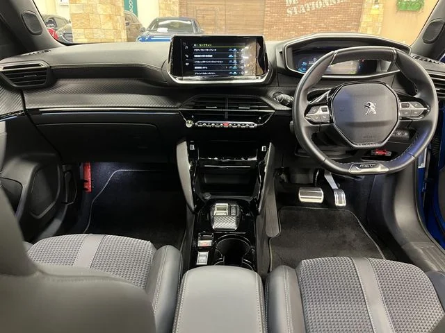 Peugeot PEUGEOT e-2008 GT photo 2