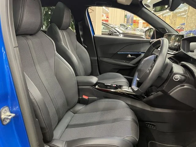 Peugeot PEUGEOT e-2008 GT photo 4