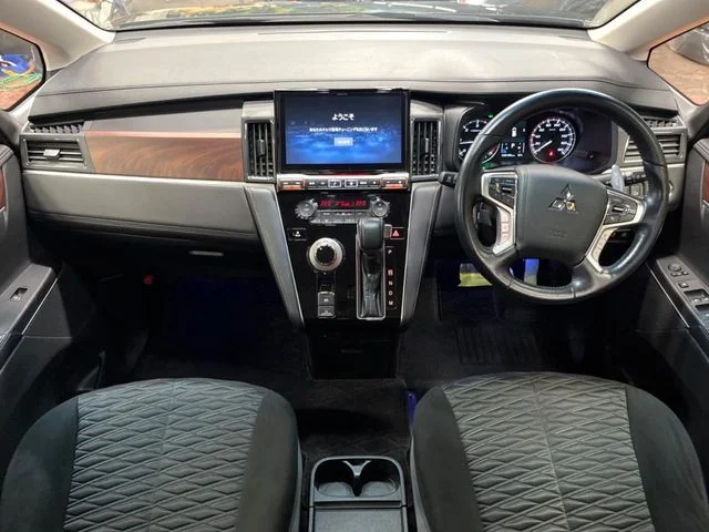 Mitsubishi DELICA D:5 4WD P photo 2