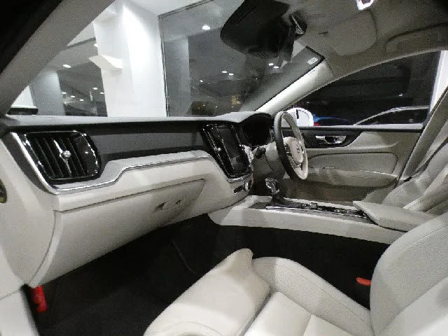 Volvo VOLVO V60 CROSS COUNTRY T5　AWD　プロ photo 3