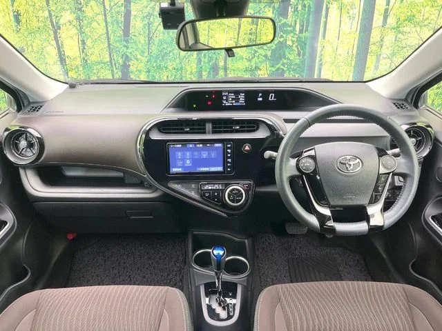 Toyota AQUA G photo 2