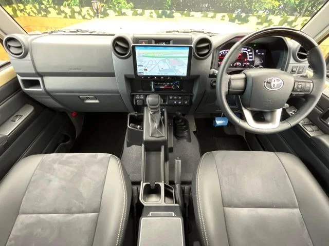 Toyota LANDCRUISER 70 AX photo 2