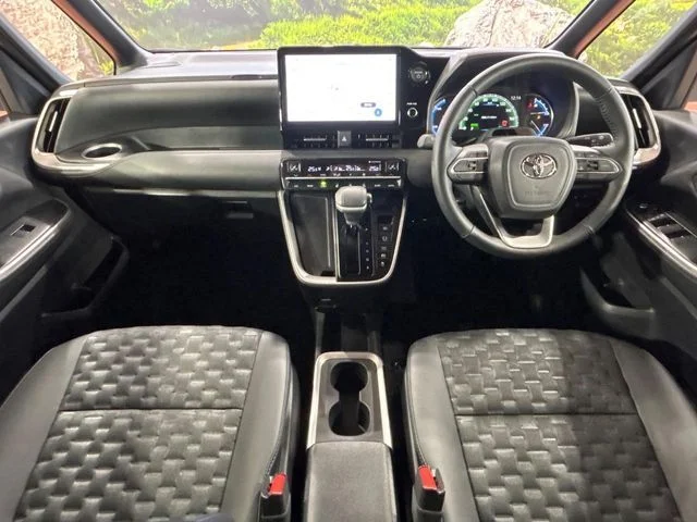 Toyota VOXY HYBRID S−Z photo 2
