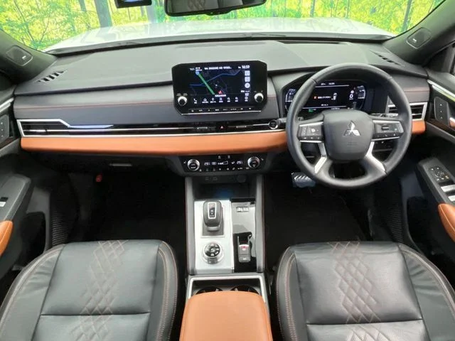 Mitsubishi OUTLANDER PHEV G photo 3