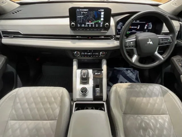 Mitsubishi OUTLANDER PHEV P photo 2