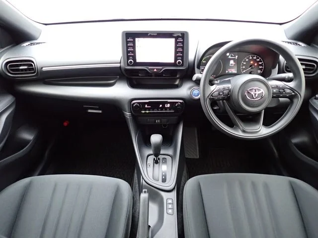 Toyota YARIS HYBRID X photo 2