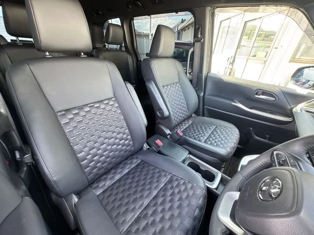 Toyota VOXY HYBRID S−Z photo 4