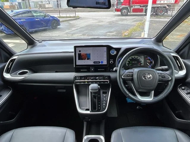 Toyota NOAH HYBRID S−Z photo 2