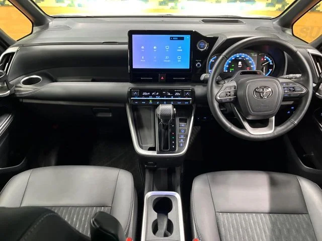 Toyota NOAH HYBRID S−Z photo 2