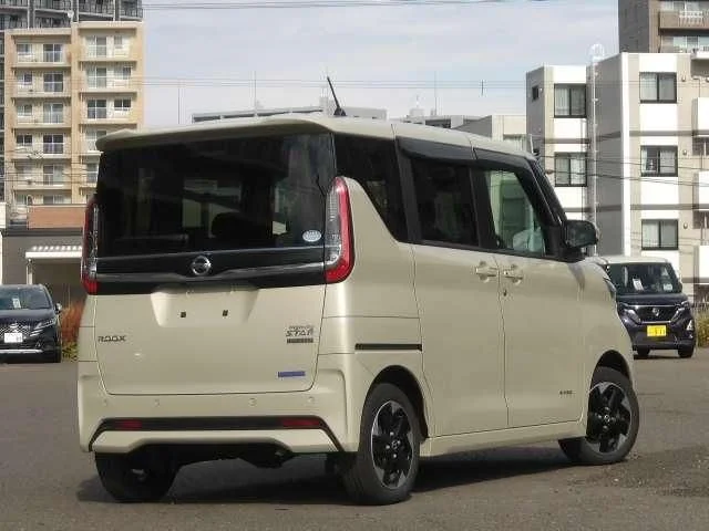 Nissan ROOX 4WD ハイウェイスターX photo 2