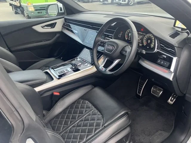 Audi AUDI Q8 55　TFSI　クワトロ　Sライン photo 2