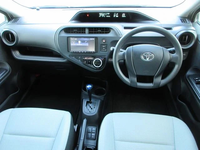 Toyota AQUA L photo 2