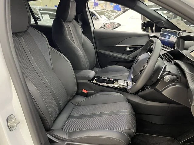 Peugeot PEUGEOT 208 GT photo 4