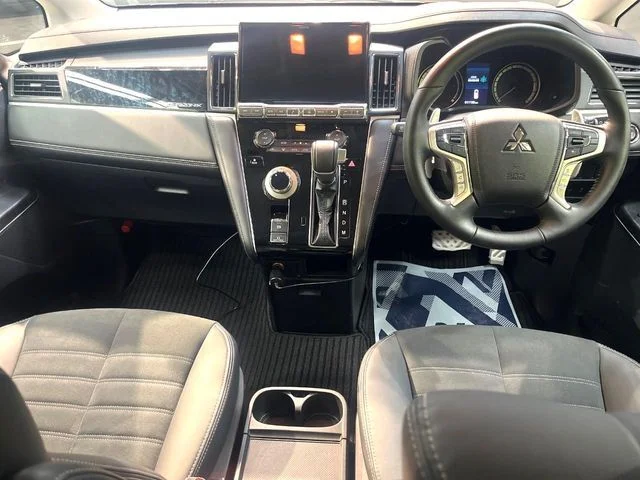 Mitsubishi DELICA D:5 4WD シャモニー photo 2
