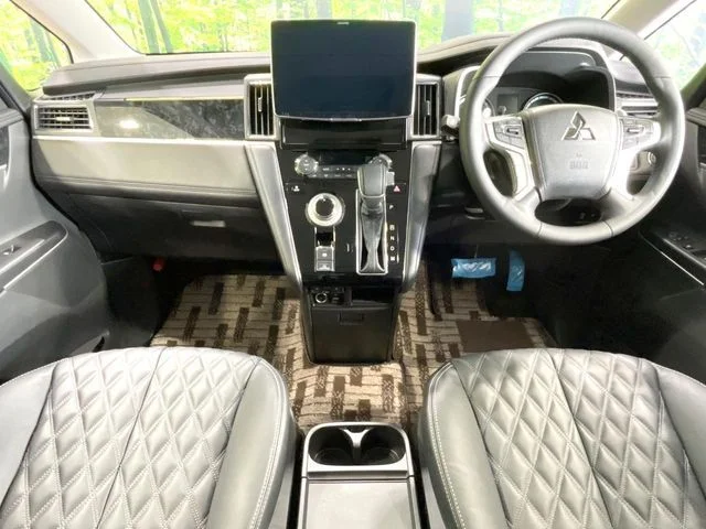 Mitsubishi DELICA D:5 4WD ブラックエディション photo 2