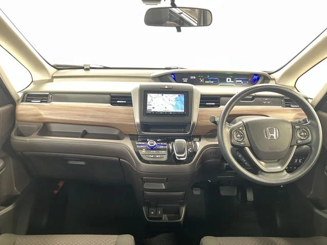 Honda FREED HYBRID G photo 2